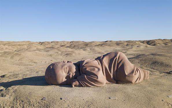大地之子雕塑 安然入睡的沙漠巨婴雕塑 引无数人驻足观看