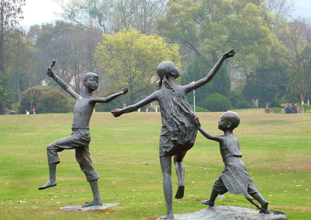 儿童放风筝铸铜雕塑