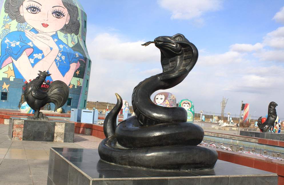 十二生肖蛇铸铜雕塑