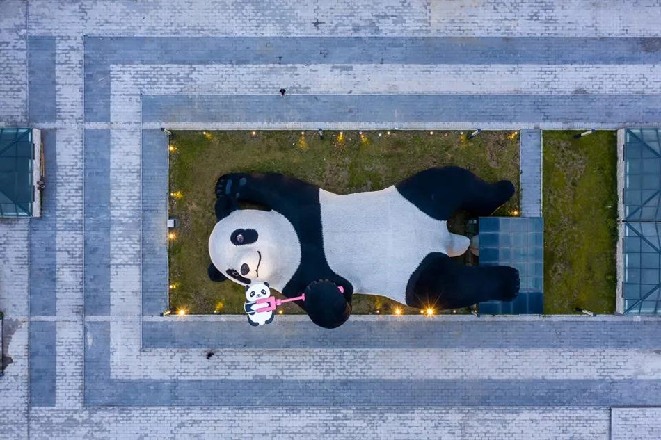 大熊猫广场雕塑