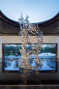 巧匠雕塑生产厂家作品案例：镜面抽象不锈钢鱼群雕塑水景摆件
